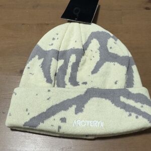 Arc'teryx Kids Cream and Gray Beanie